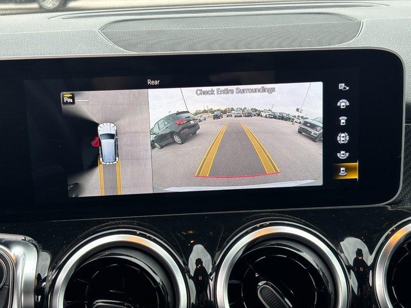 Mercedes-Benz GLB Vehicle Full-screen Gallery Image 21