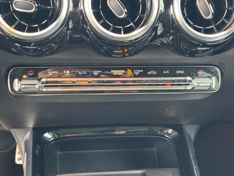 Mercedes-Benz GLB Vehicle Full-screen Gallery Image 22