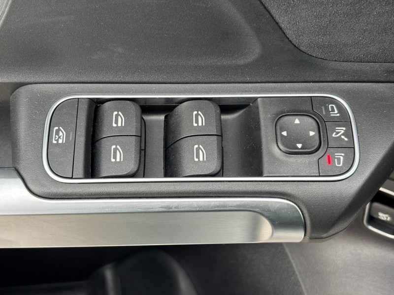 Mercedes-Benz GLB Vehicle Full-screen Gallery Image 23