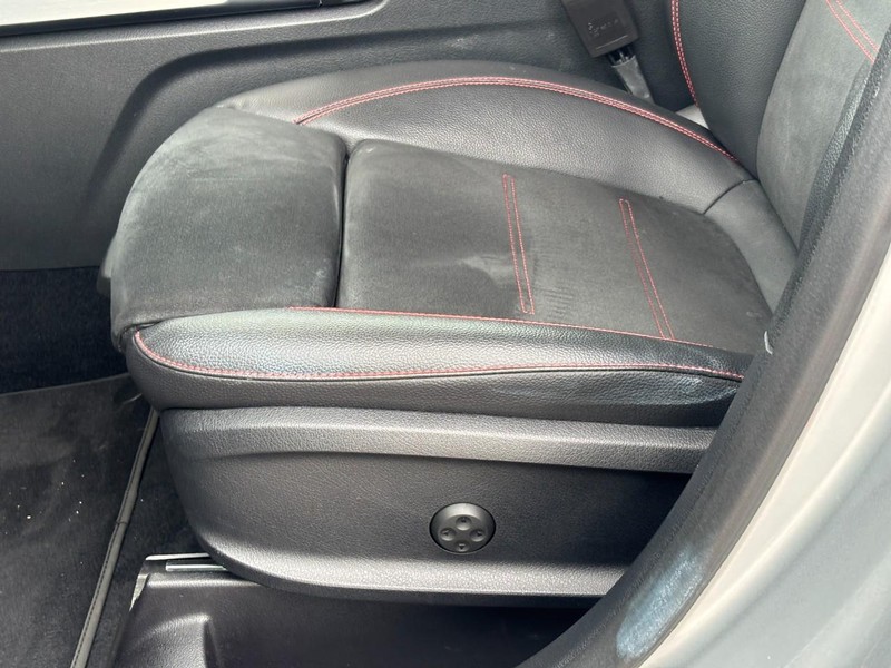 Mercedes-Benz GLB Vehicle Full-screen Gallery Image 25