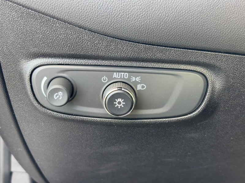 Chevrolet Equinox Vehicle Full-screen Gallery Image 16