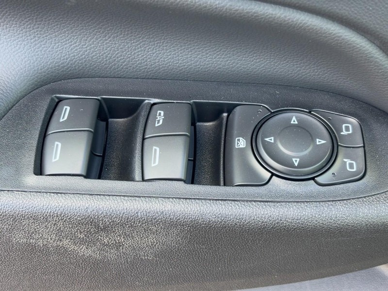 Chevrolet Equinox Vehicle Full-screen Gallery Image 23