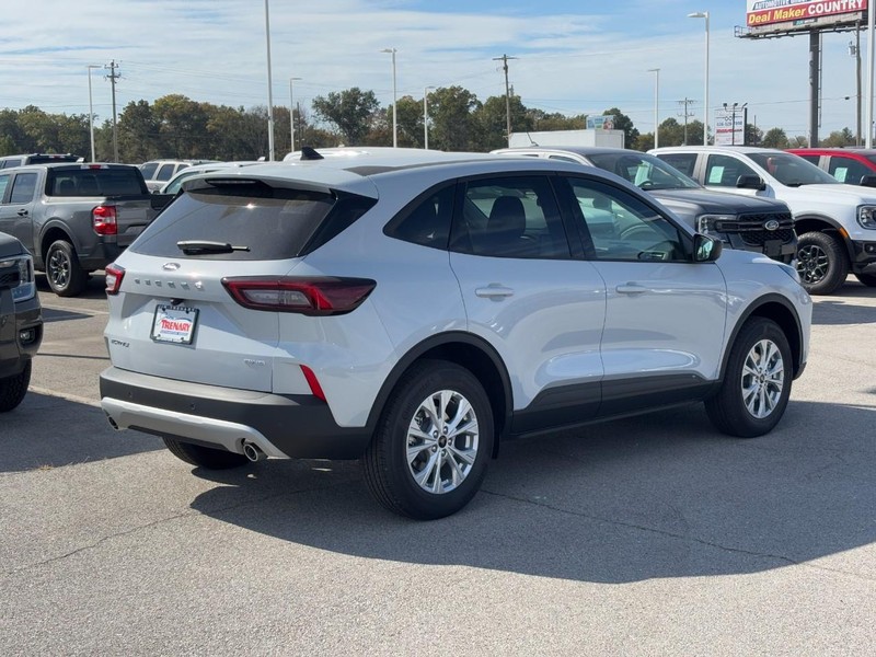 Ford Escape Vehicle Full-screen Gallery Image 3