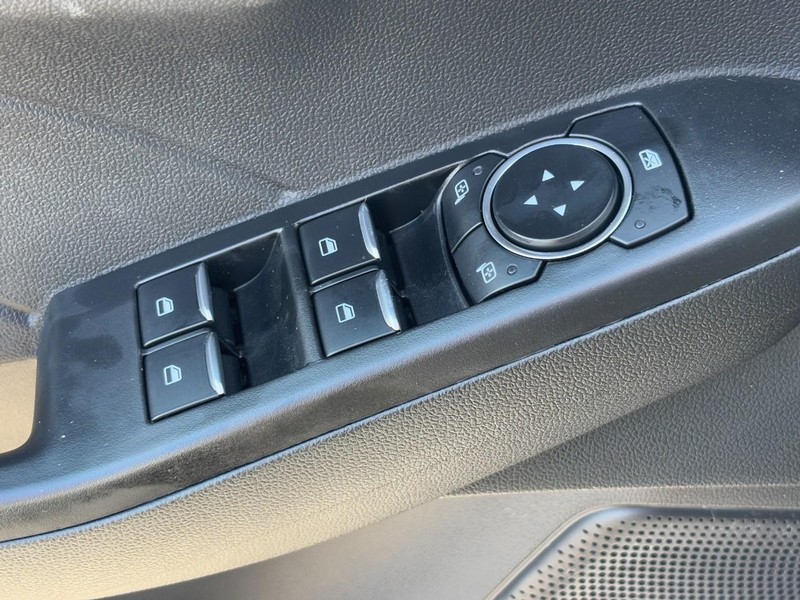 Ford Escape Vehicle Full-screen Gallery Image 19