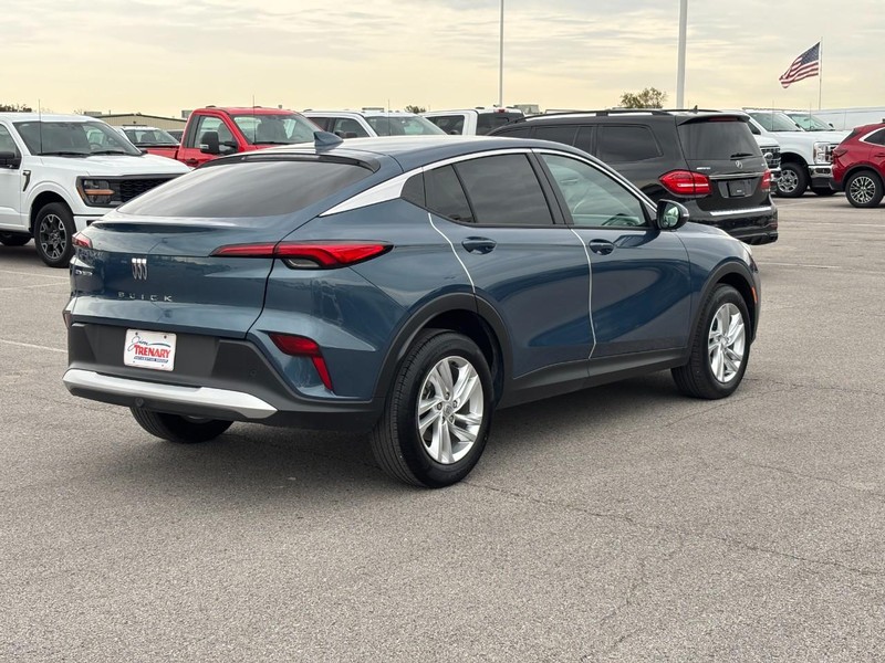 Buick Envista Vehicle Full-screen Gallery Image 3