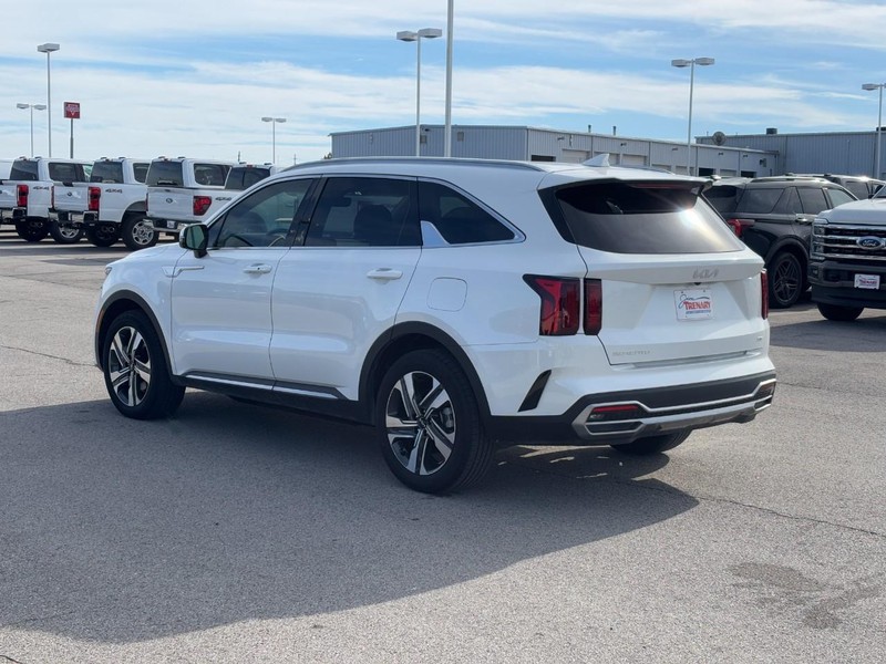 Kia Sorento Hybrid Vehicle Full-screen Gallery Image 6