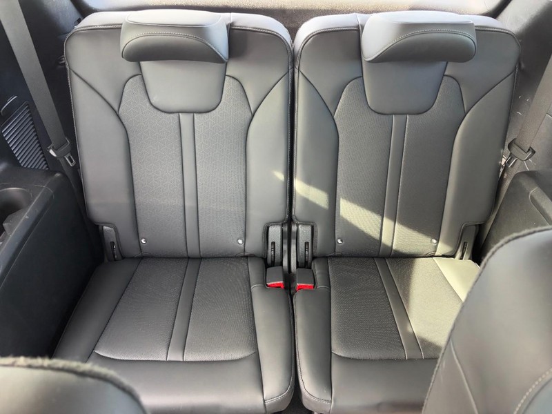 Kia Sorento Hybrid Vehicle Full-screen Gallery Image 11