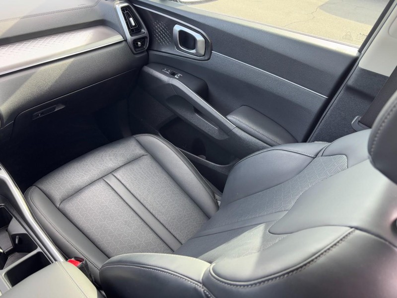 Kia Sorento Hybrid Vehicle Full-screen Gallery Image 15