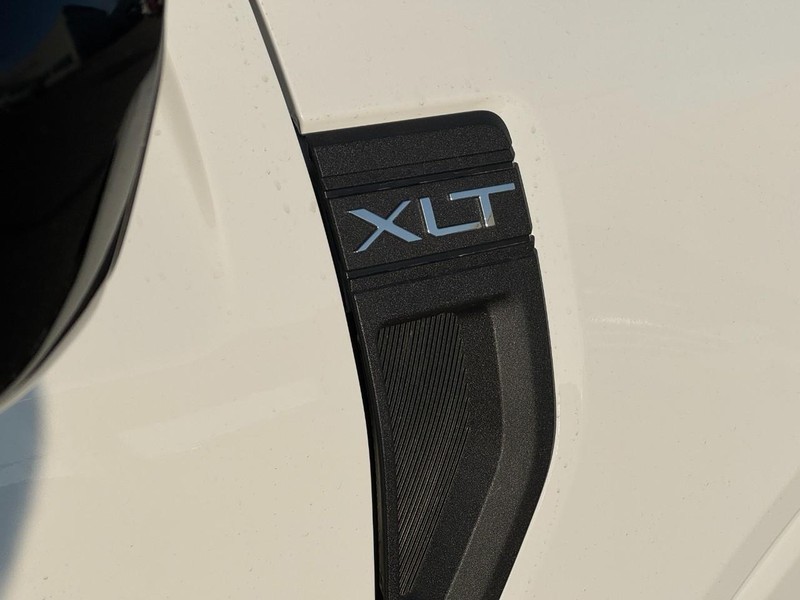 Ford Maverick Vehicle Image 10