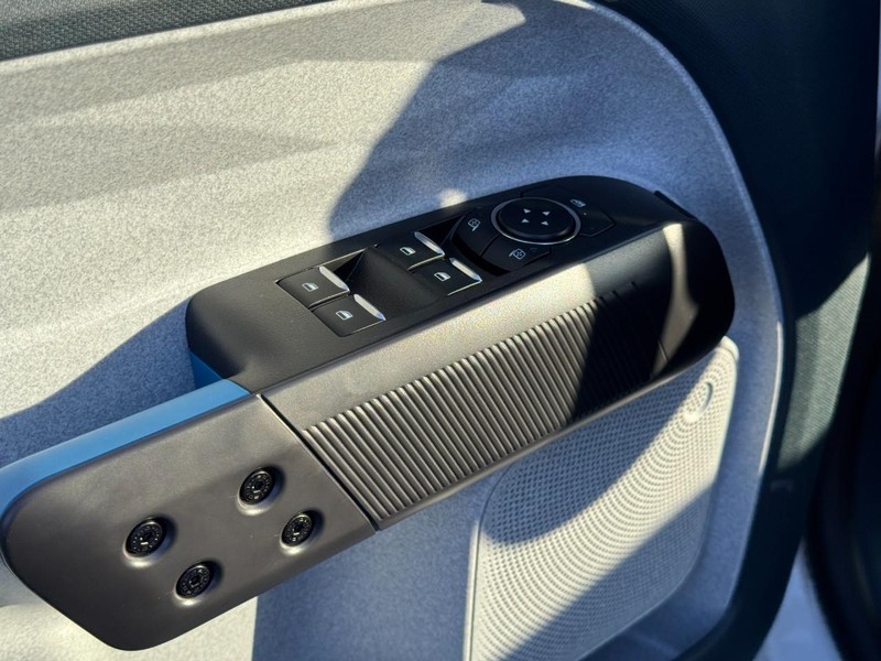 Ford Maverick Vehicle Image 11