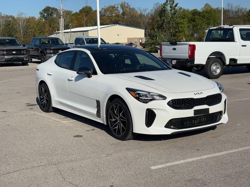 Kia Stinger Vehicle Full-screen Gallery Image 2