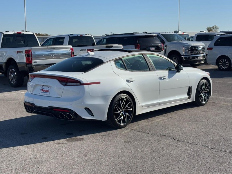 Kia Stinger Vehicle Full-screen Gallery Image 3