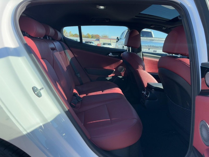 Kia Stinger Vehicle Full-screen Gallery Image 10