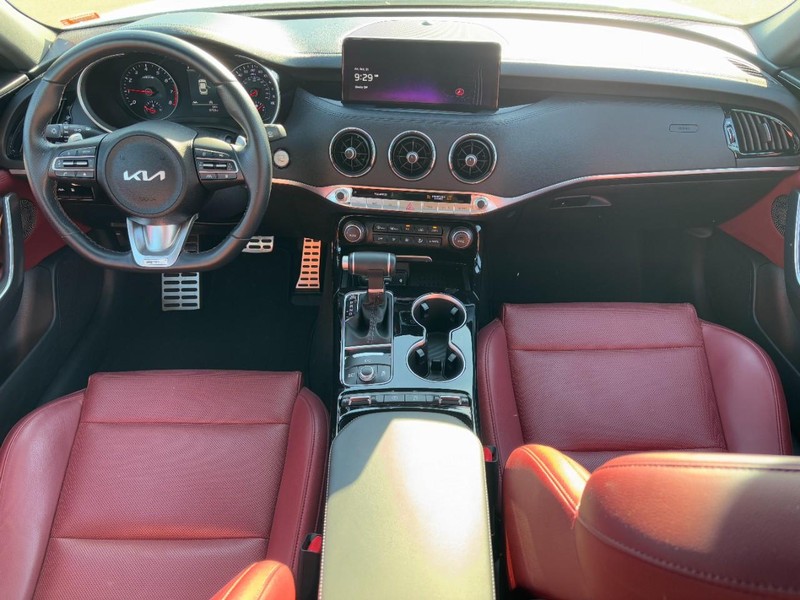 Kia Stinger Vehicle Full-screen Gallery Image 11