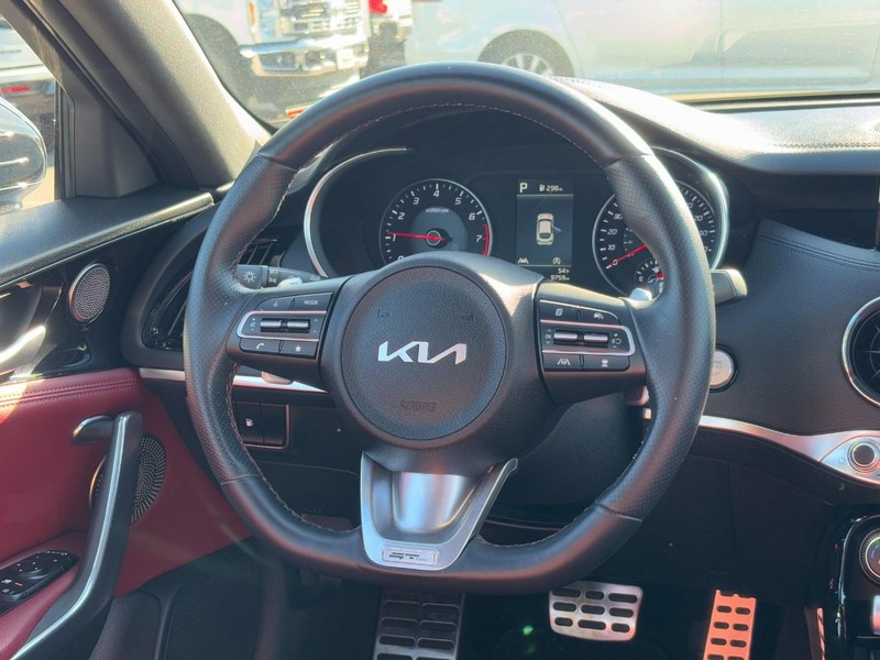 Kia Stinger Vehicle Full-screen Gallery Image 12