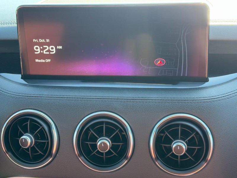 Kia Stinger Vehicle Full-screen Gallery Image 13