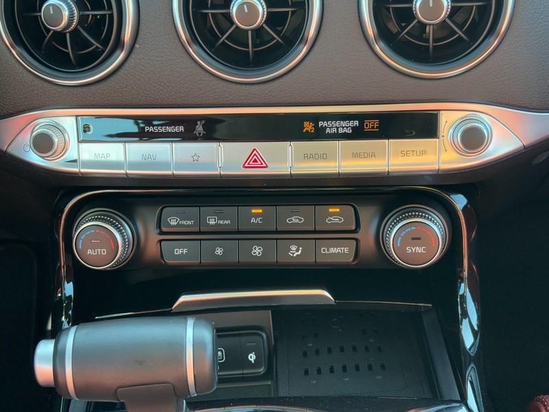 Kia Stinger Vehicle Full-screen Gallery Image 14