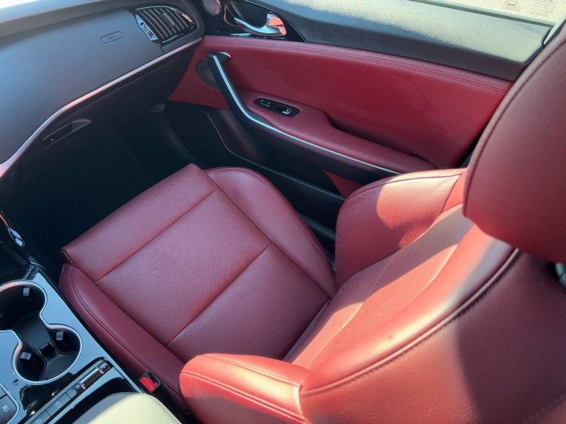 Kia Stinger Vehicle Full-screen Gallery Image 15