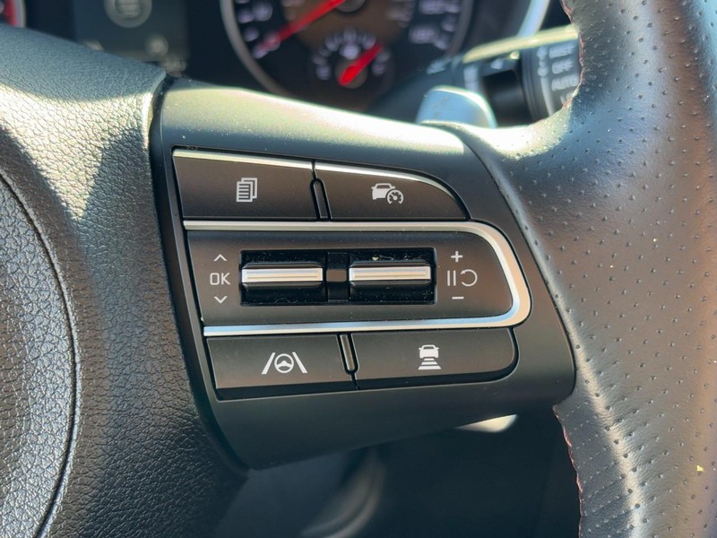 Kia Stinger Vehicle Full-screen Gallery Image 18