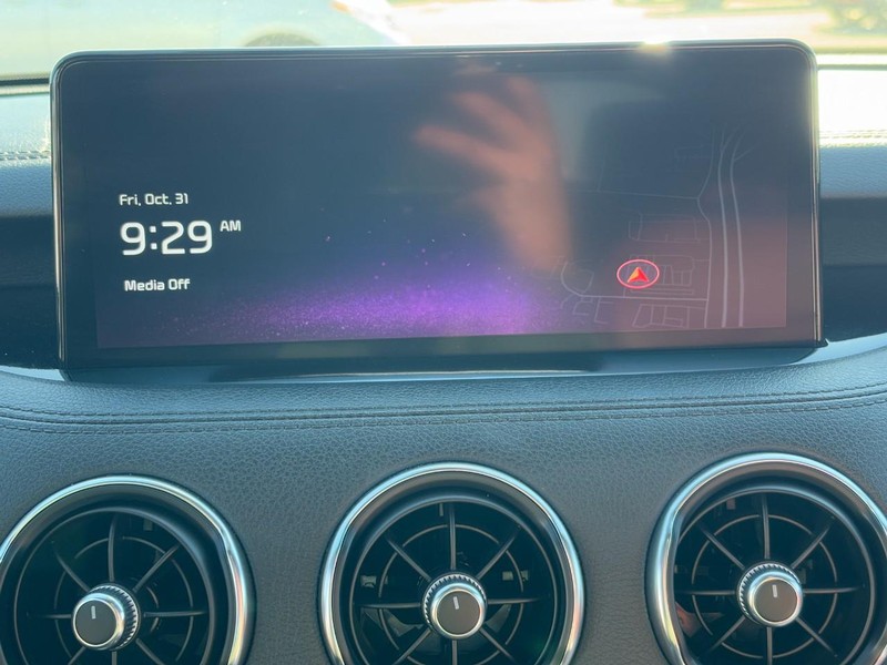 Kia Stinger Vehicle Full-screen Gallery Image 20