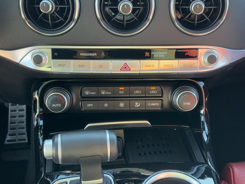 Kia Stinger Vehicle Full-screen Gallery Image 23