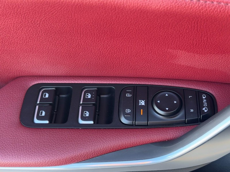 Kia Stinger Vehicle Full-screen Gallery Image 24