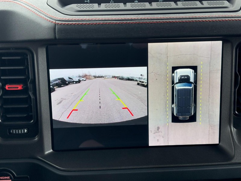 Ford Bronco Vehicle Full-screen Gallery Image 15