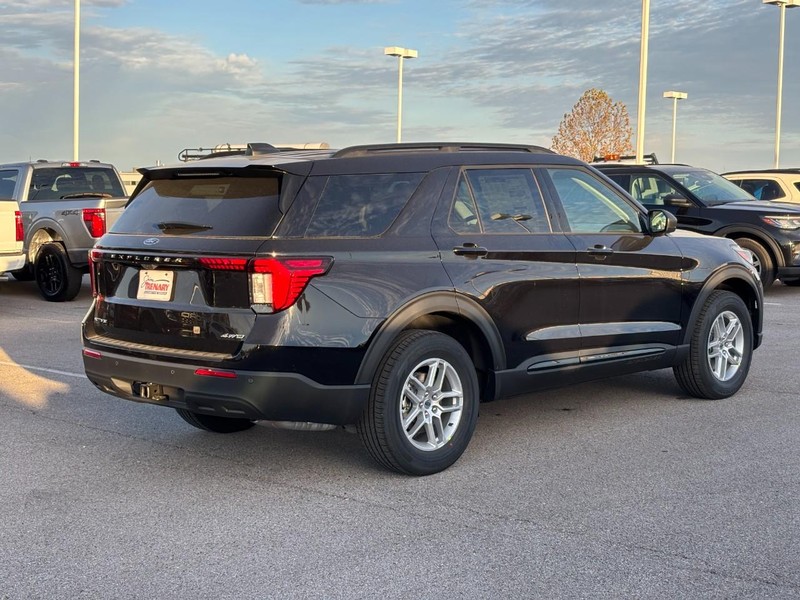 Ford Explorer Vehicle Full-screen Gallery Image 3