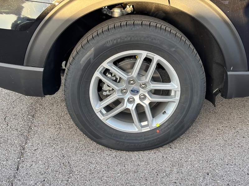 Ford Explorer Vehicle Full-screen Gallery Image 4