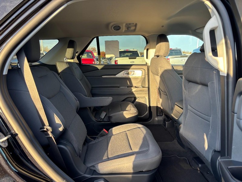 Ford Explorer Vehicle Full-screen Gallery Image 5