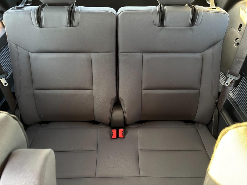 Ford Explorer Vehicle Full-screen Gallery Image 6