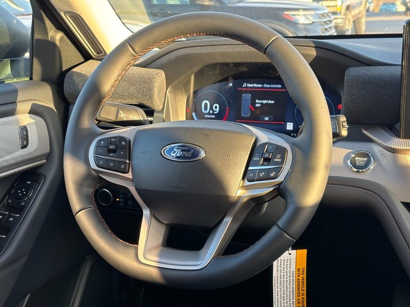 Ford Explorer Vehicle Full-screen Gallery Image 8