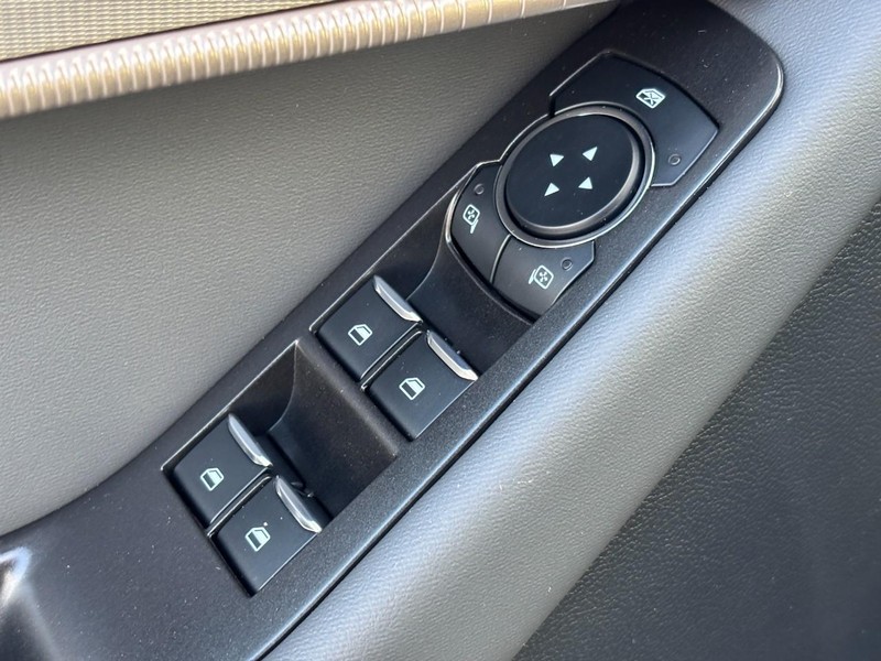 Ford Explorer Vehicle Full-screen Gallery Image 20