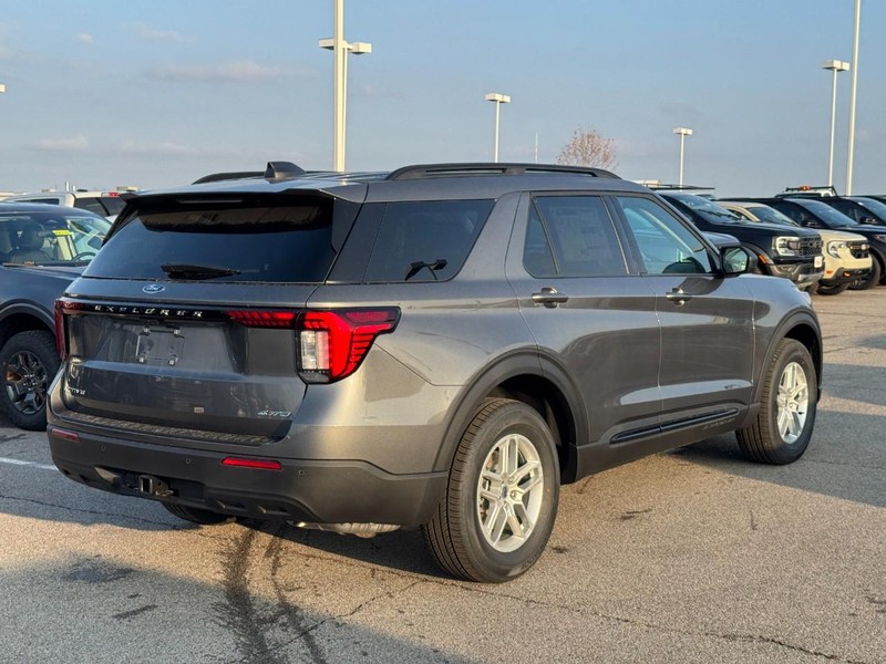Ford Explorer Vehicle Full-screen Gallery Image 3