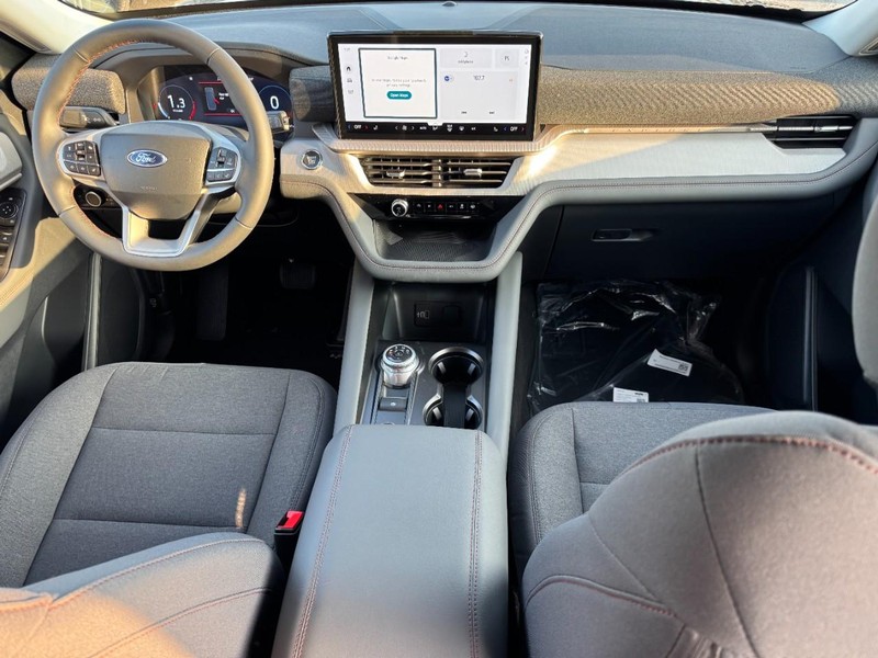 Ford Explorer Vehicle Full-screen Gallery Image 7