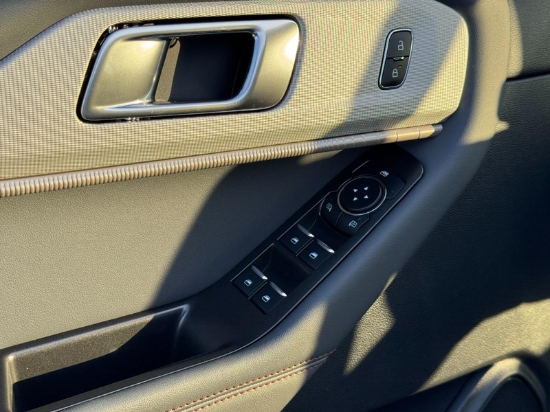 Ford Explorer Vehicle Full-screen Gallery Image 11