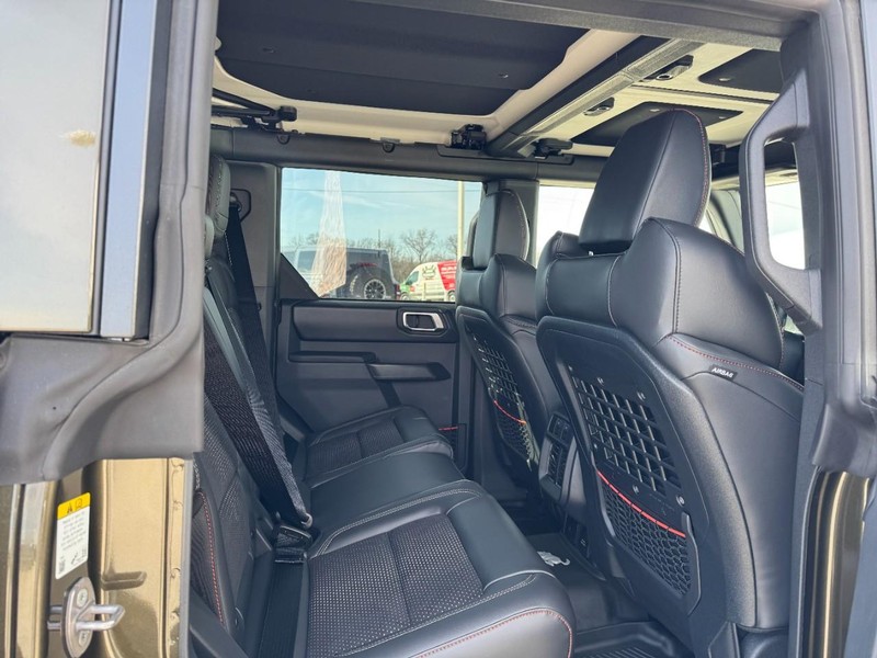 Ford Bronco Vehicle Full-screen Gallery Image 5