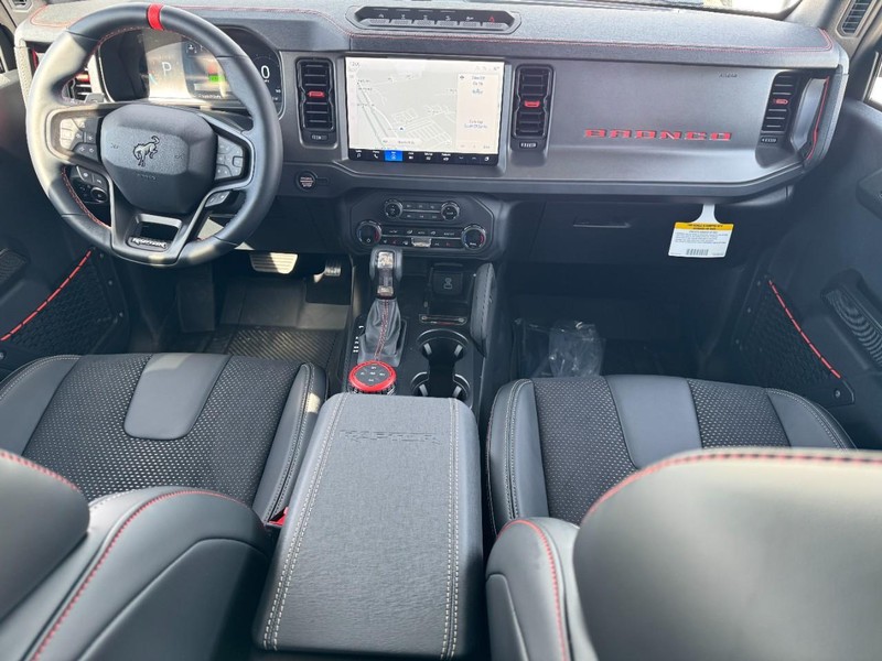 Ford Bronco Vehicle Full-screen Gallery Image 6