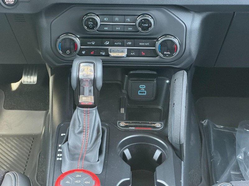 Ford Bronco Vehicle Full-screen Gallery Image 9