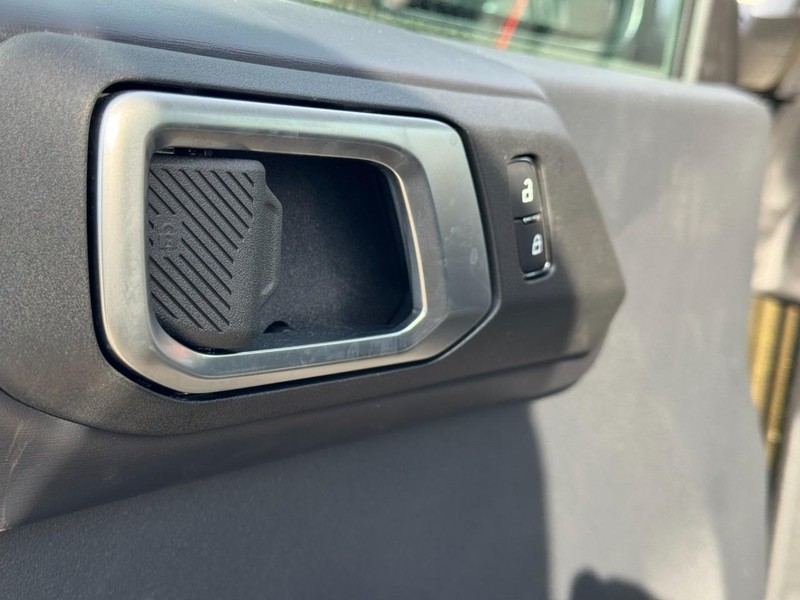 Ford Bronco Vehicle Full-screen Gallery Image 10