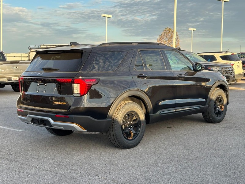 Ford Explorer Vehicle Full-screen Gallery Image 3