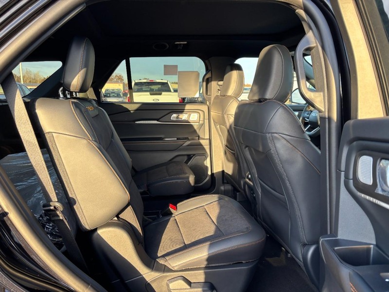 Ford Explorer Vehicle Full-screen Gallery Image 5