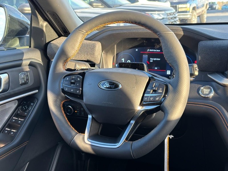 Ford Explorer Vehicle Full-screen Gallery Image 8