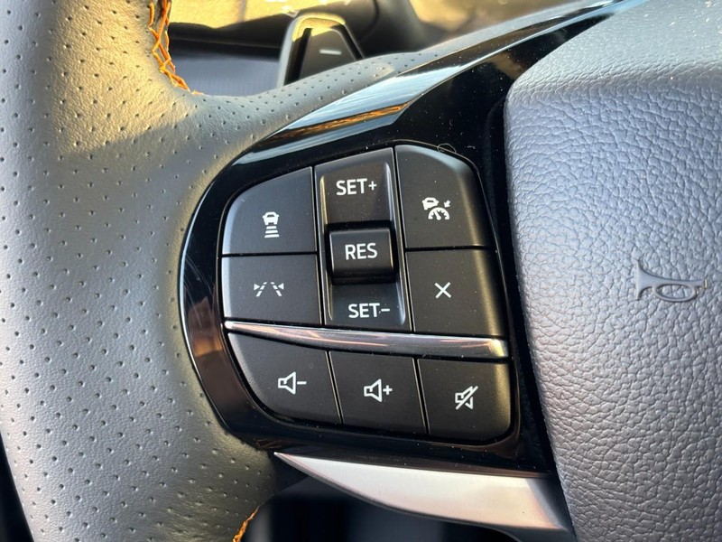 Ford Explorer Vehicle Full-screen Gallery Image 13