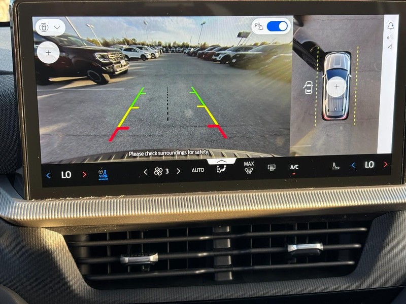 Ford Explorer Vehicle Full-screen Gallery Image 17