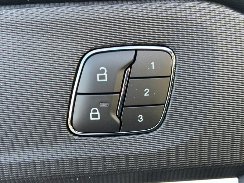 Ford Explorer Vehicle Full-screen Gallery Image 21