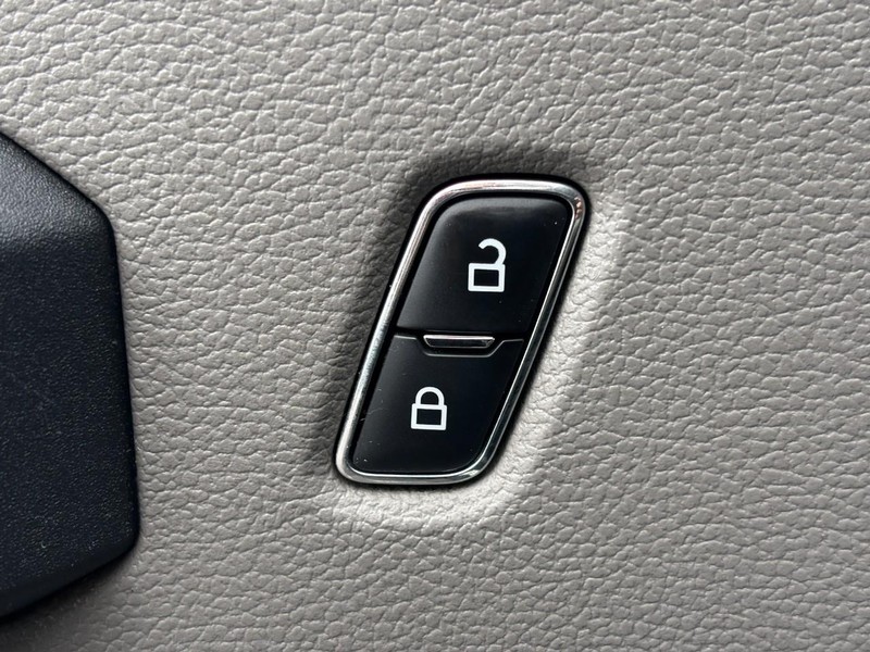 Ford F-150 Vehicle Full-screen Gallery Image 18