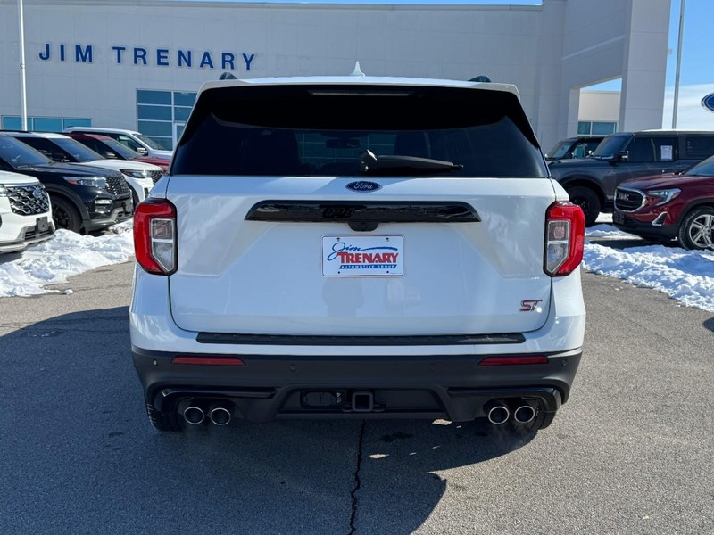 Ford Explorer Vehicle Full-screen Gallery Image 4