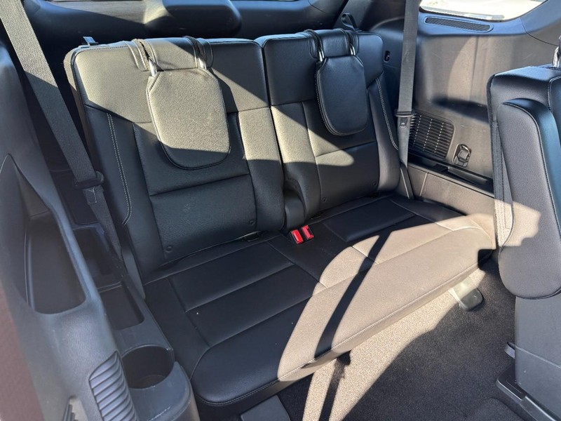 Ford Explorer Vehicle Full-screen Gallery Image 9