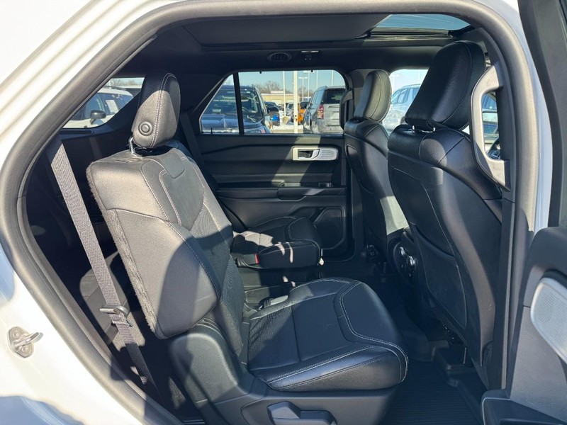 Ford Explorer Vehicle Full-screen Gallery Image 10